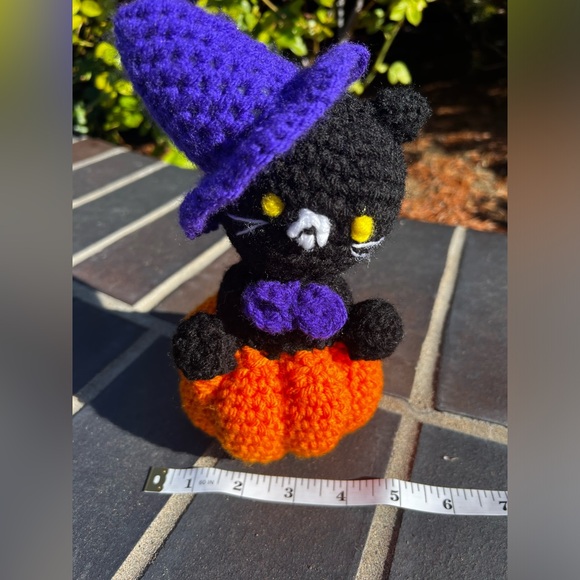 🎃Hand Crocheted Black Witch Cat on Pumpkin! - Picture 4 of 6